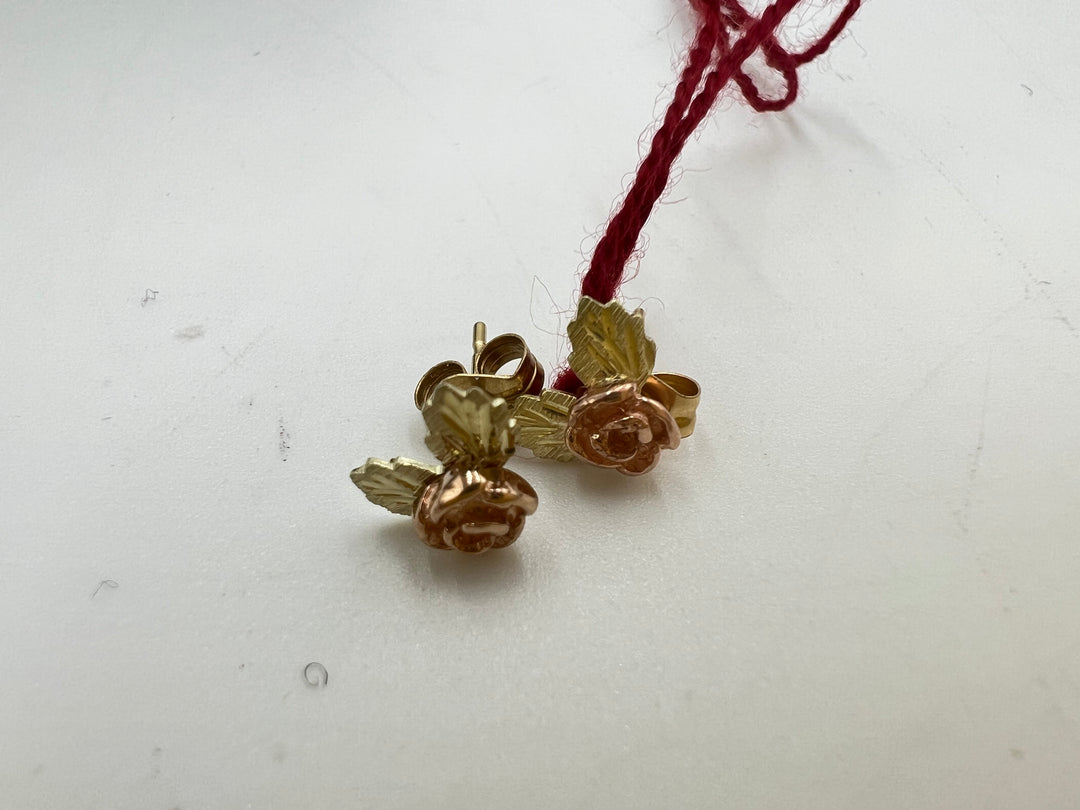 t731 Gorgeous Yellow Gold Flower Stud Earrings