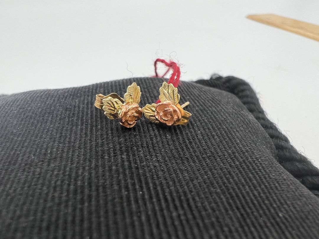 t731 Gorgeous Yellow Gold Flower Stud Earrings