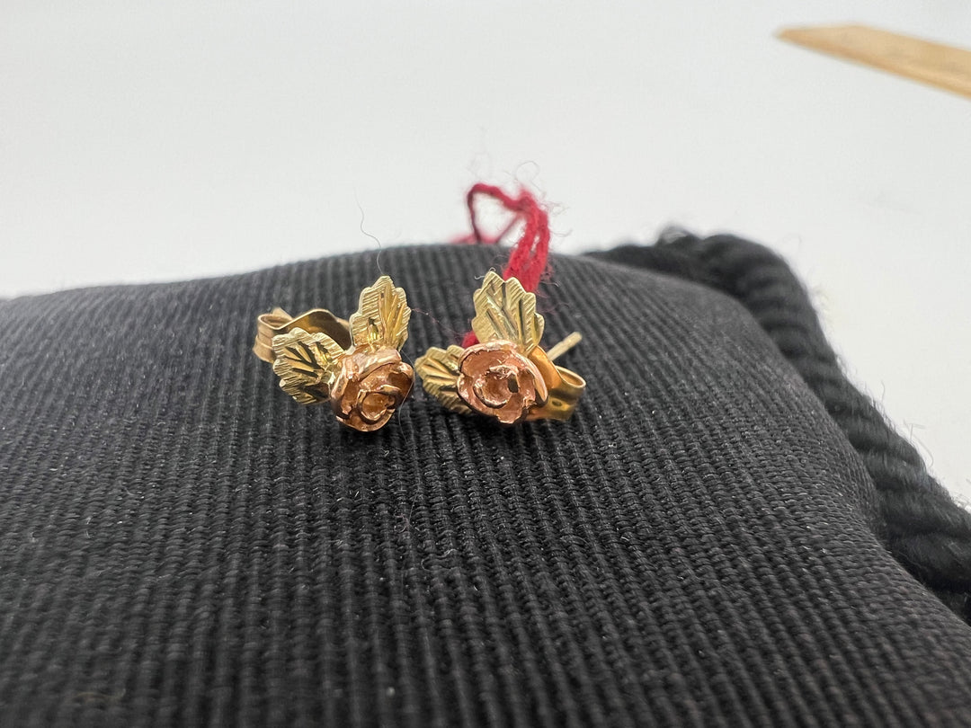 t731 Gorgeous Yellow Gold Flower Stud Earrings