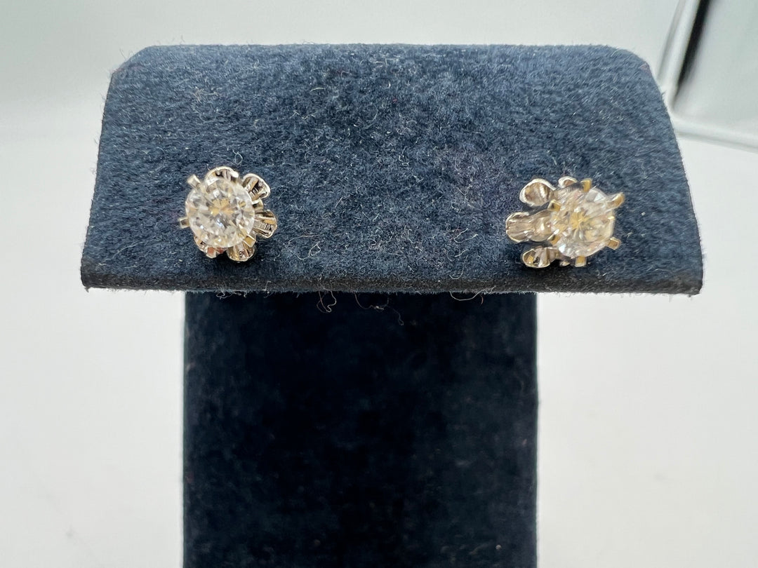 t858 Beautiful Diamond & White Gold Stud Earrings