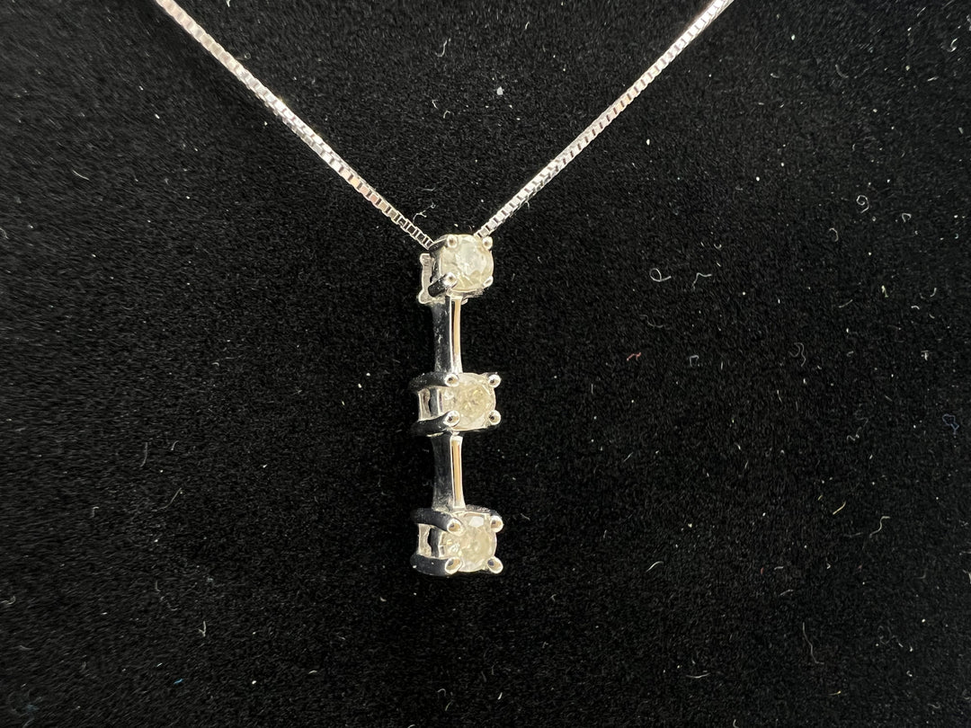 t871 Unique 14kt White Gold Box Chain with Diamond Pendant