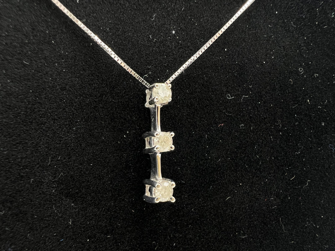 t871 Unique 14kt White Gold Box Chain with Diamond Pendant