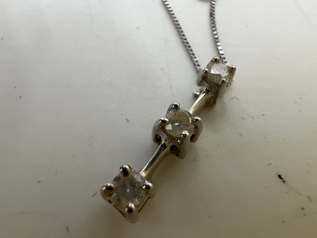 t871 Unique 14kt White Gold Box Chain with Diamond Pendant