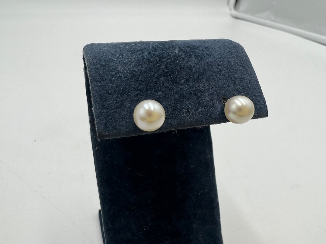 g062 Gorgeous 14k White Gold Pearl Stud Earrings