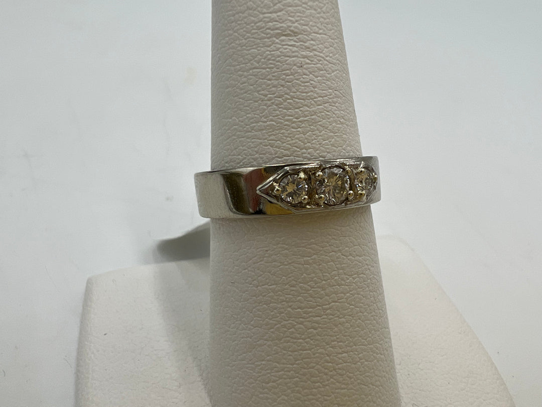 t885 Beautiful 14kt White Gold Diamond Wedding Band