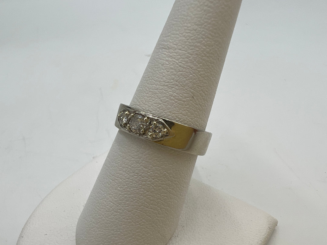 t885 Beautiful 14kt White Gold Diamond Wedding Band