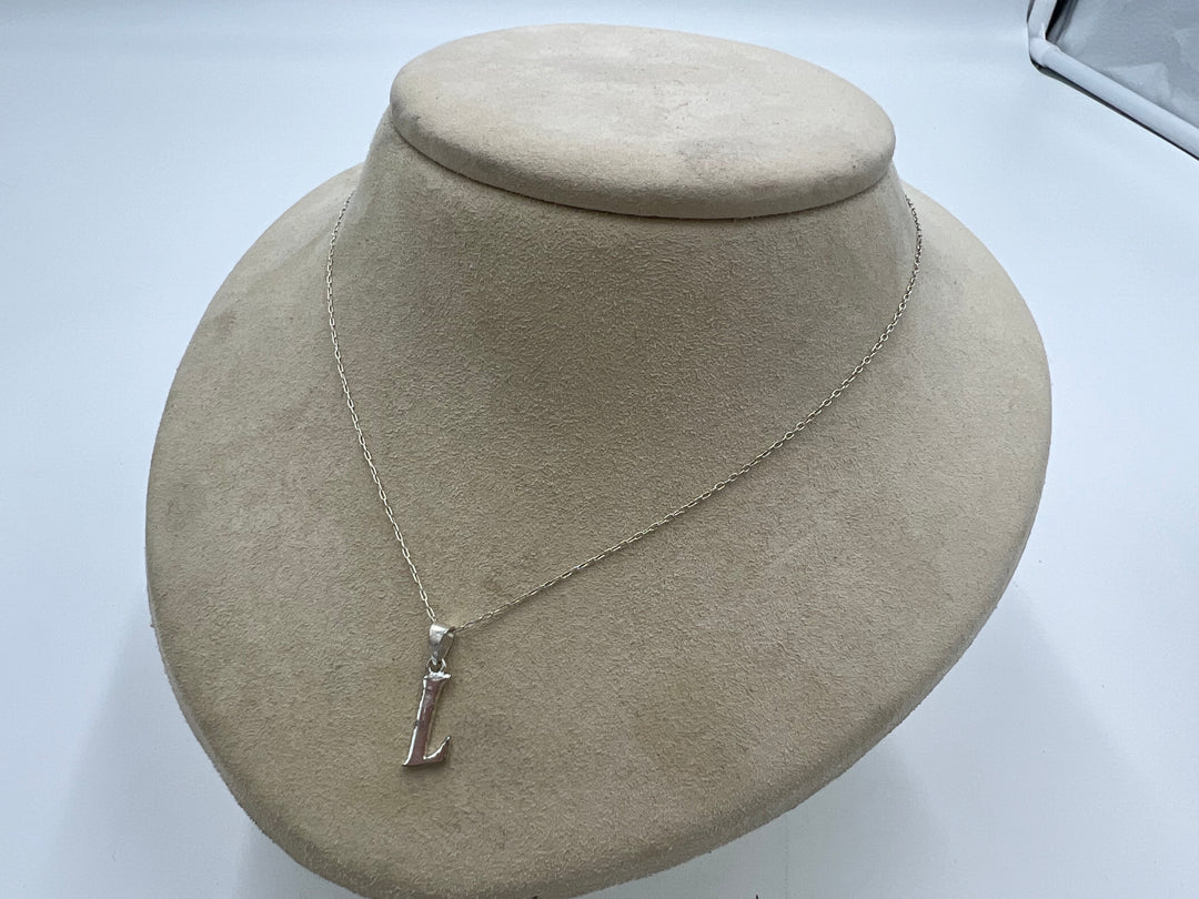 t905 Beautiful Sterling Silver "L" Chain Necklace