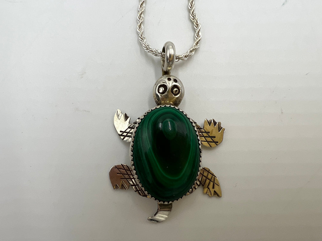 t935 Beautiful Sterling Silver Malachite 925 Turtle Pendant and Necklace