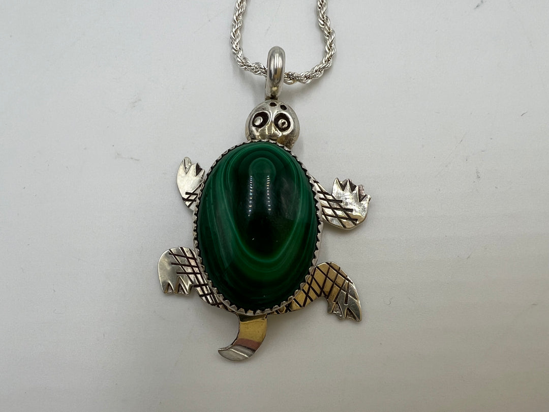 t935 Beautiful Sterling Silver Malachite 925 Turtle Pendant and Necklace