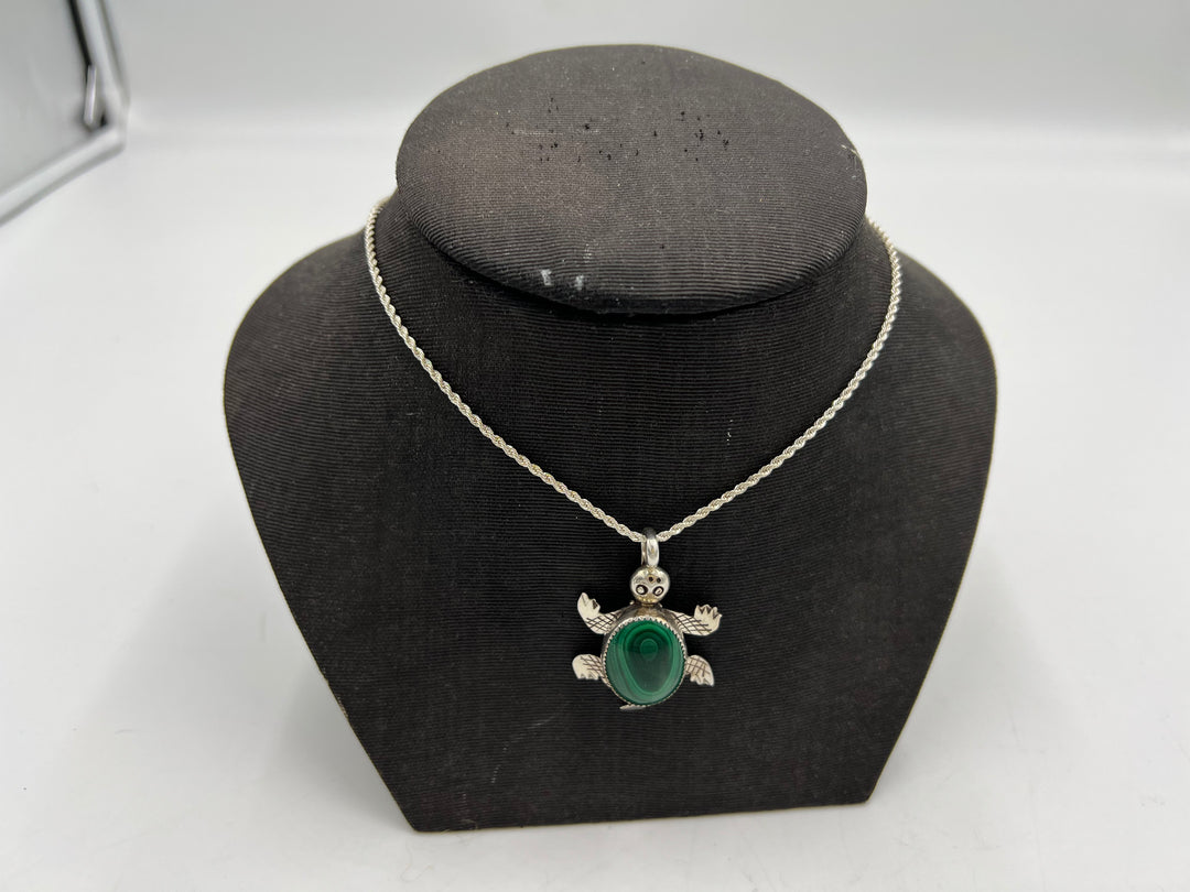 t935 Beautiful Sterling Silver Malachite 925 Turtle Pendant and Necklace