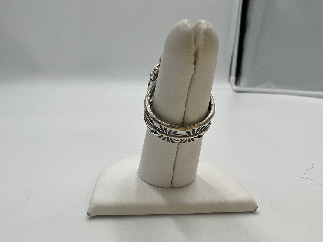 t944 Beautiful Sterling Silver Navajo White Buffalo Ring