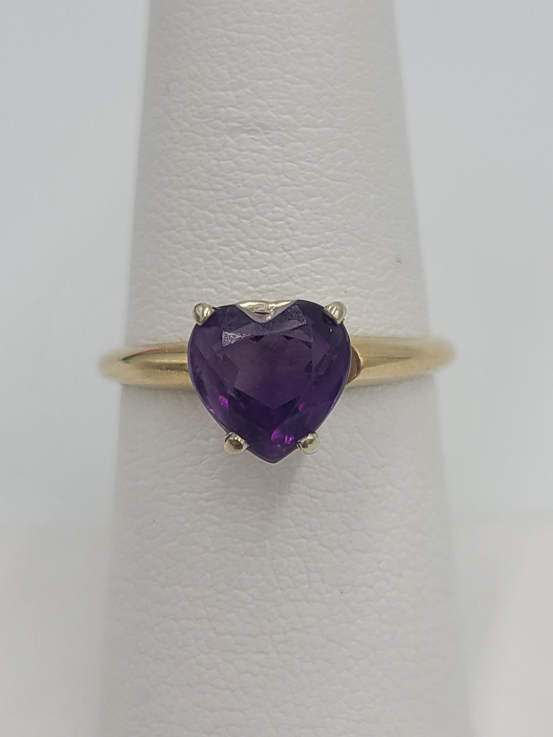 k746 Pretty Heart-Shaped Amethyst Solitaire 14kt Yellow Gold Ring