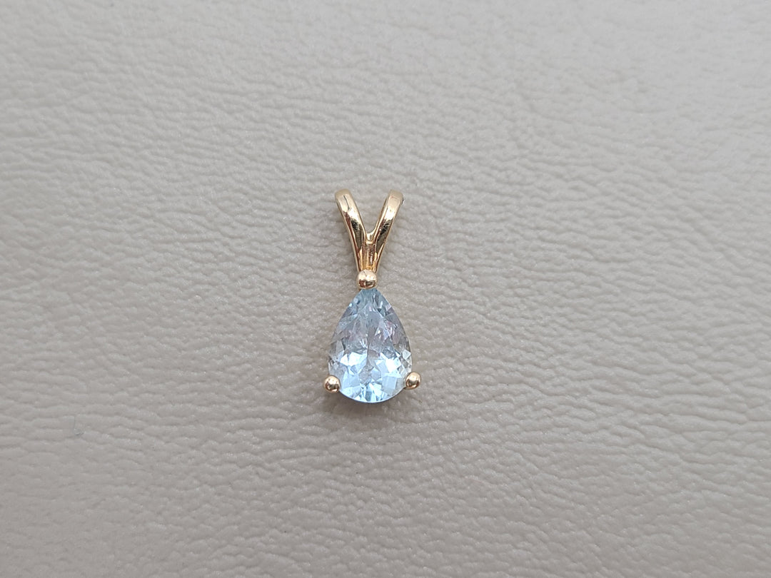 k864 Pretty Pear Shaped Aquamarine Pendant in 14kt Yellow Gold