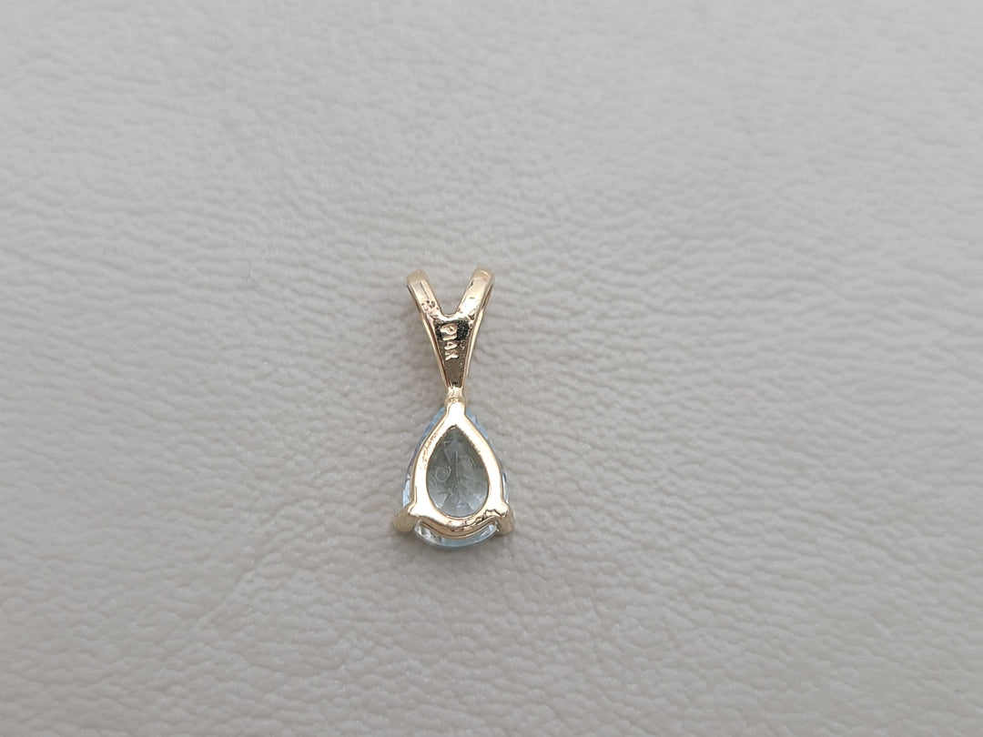 k864 Pretty Pear Shaped Aquamarine Pendant in 14kt Yellow Gold