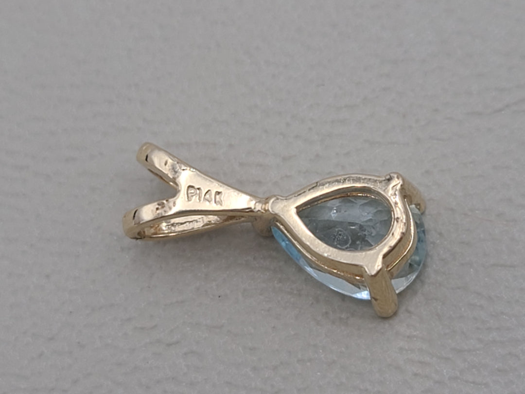 k864 Pretty Pear Shaped Aquamarine Pendant in 14kt Yellow Gold