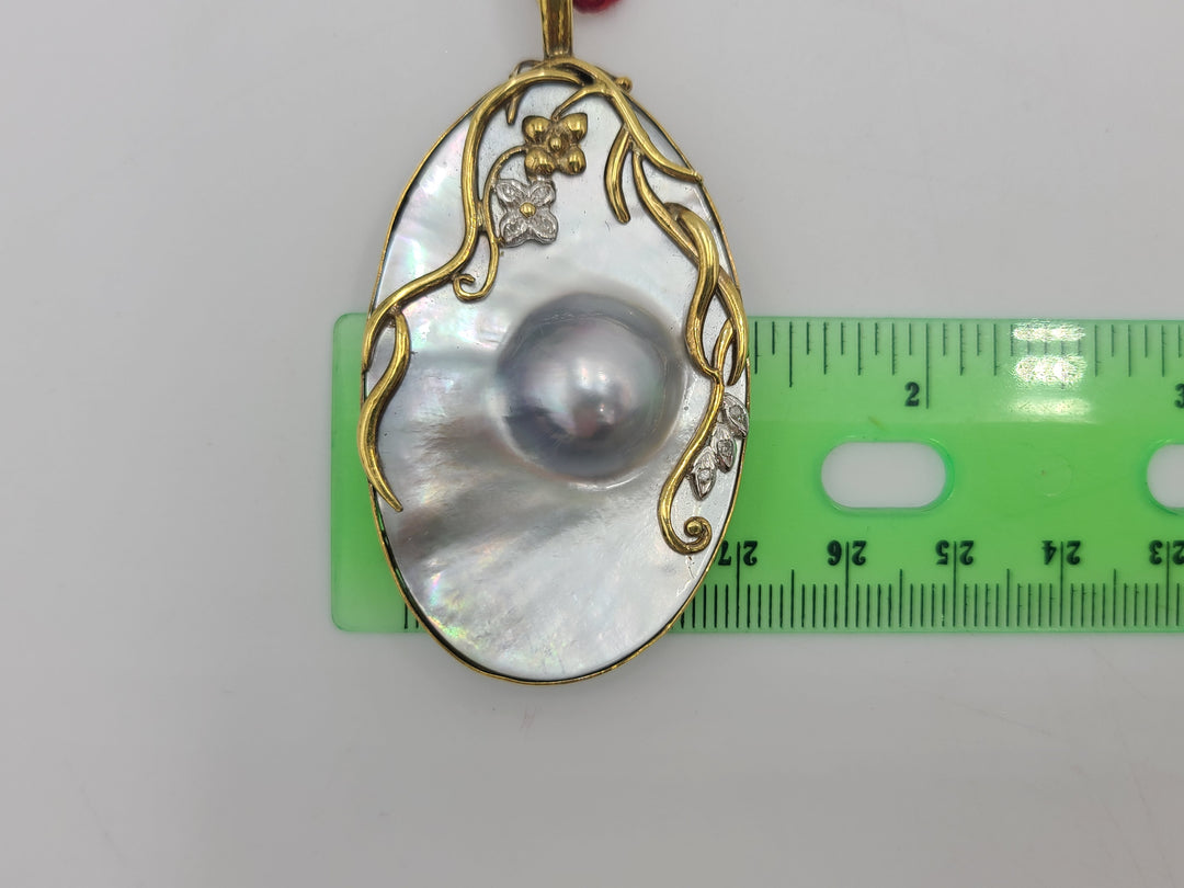 k818 Stunning Vintage Unisex 14kt Yellow Gold Bubbled Mother of Pearl Pendant