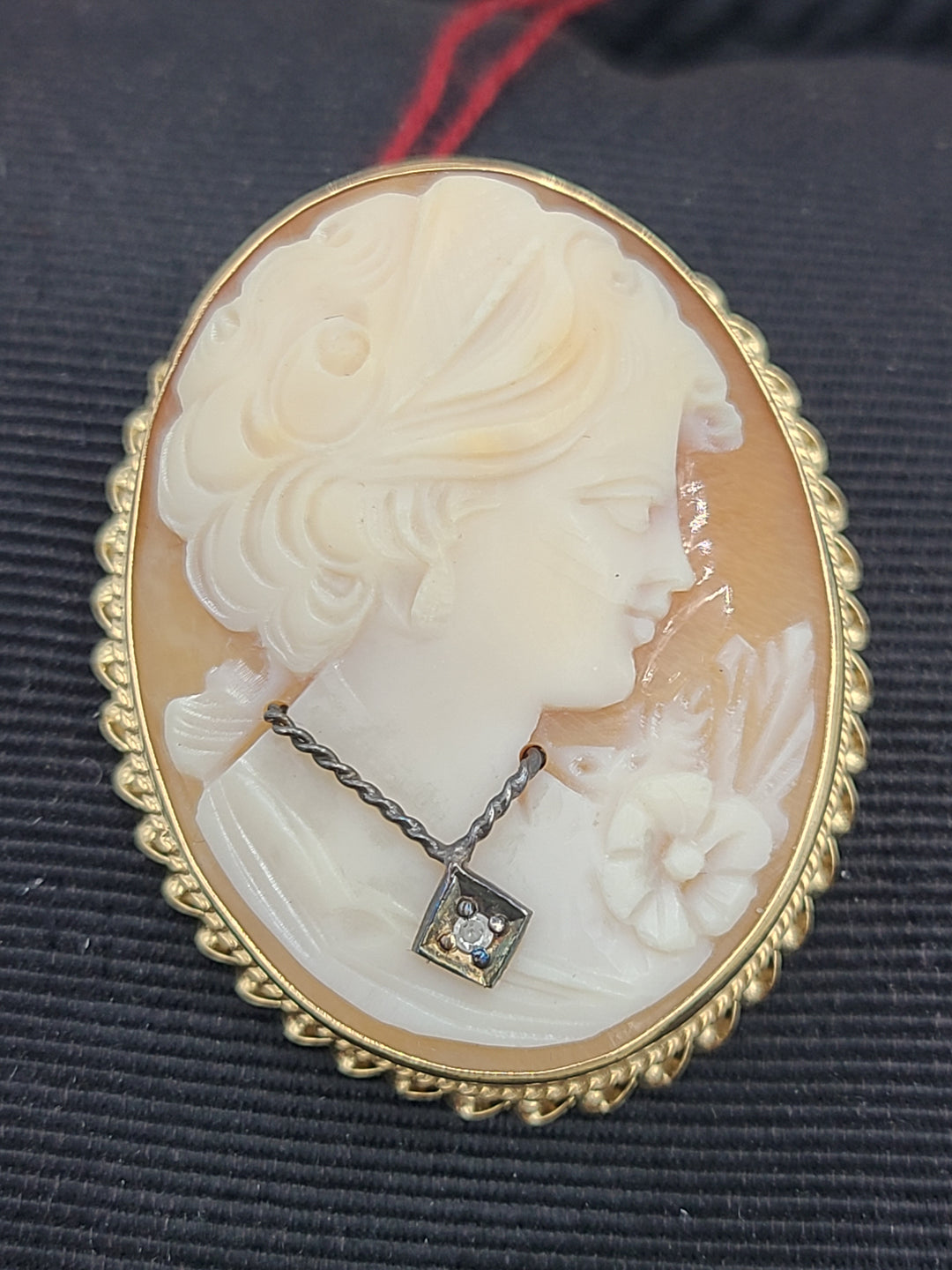 k840 Lovely Ladies Vintage 14kt Yellow Gold Carved Cameo Pin Pendant