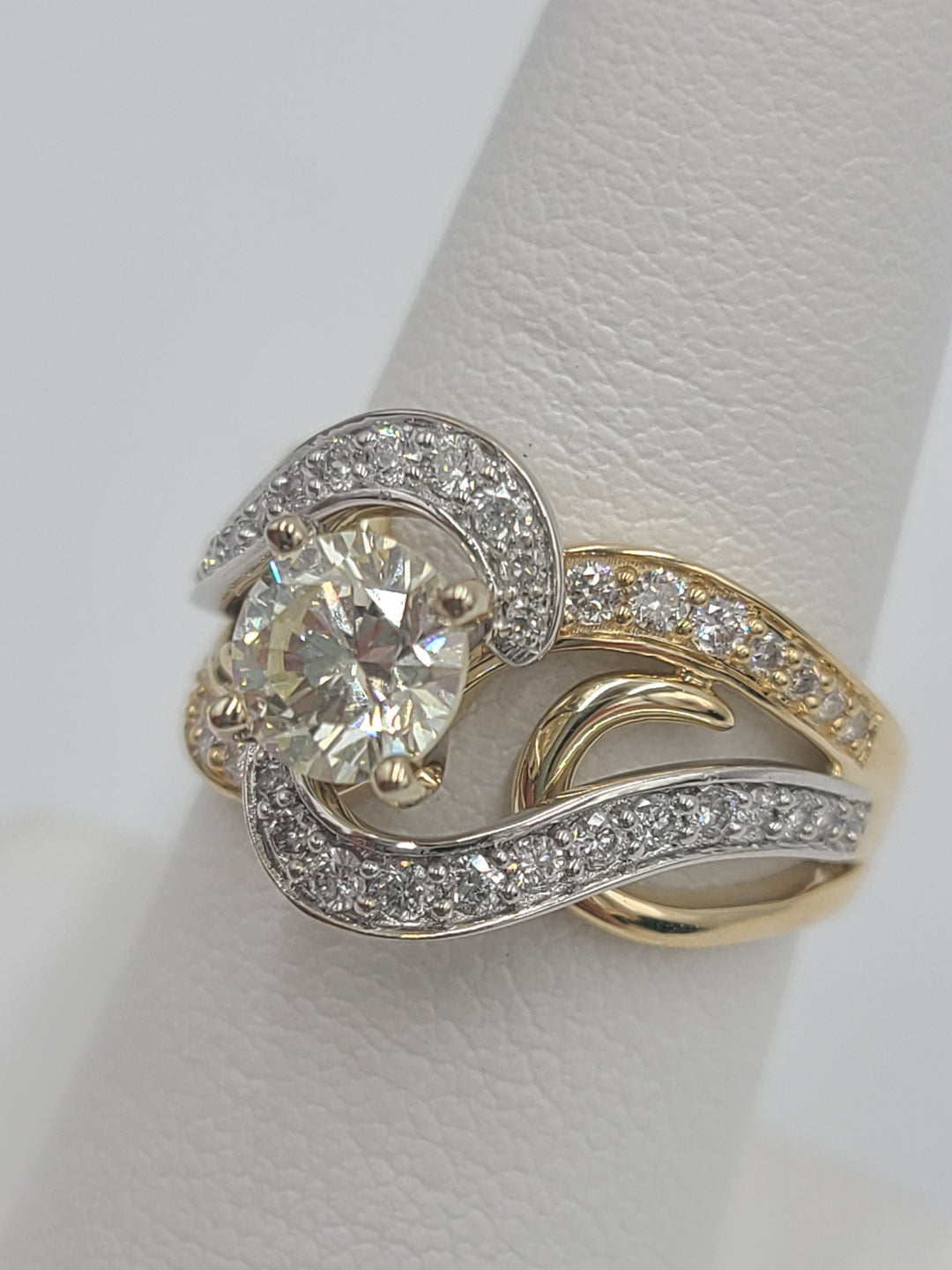 k780 Stunning 14kt Two Tone Diamond Engagement Ring