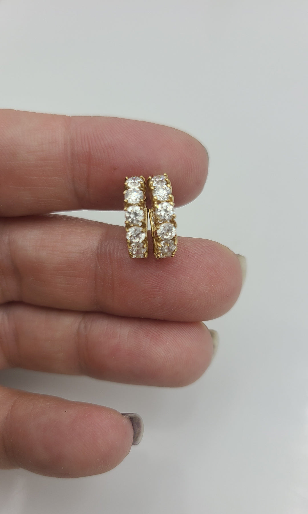 k946 Pretty 14kt Yellow Gold Cubic Zirconia Hoop Earrings