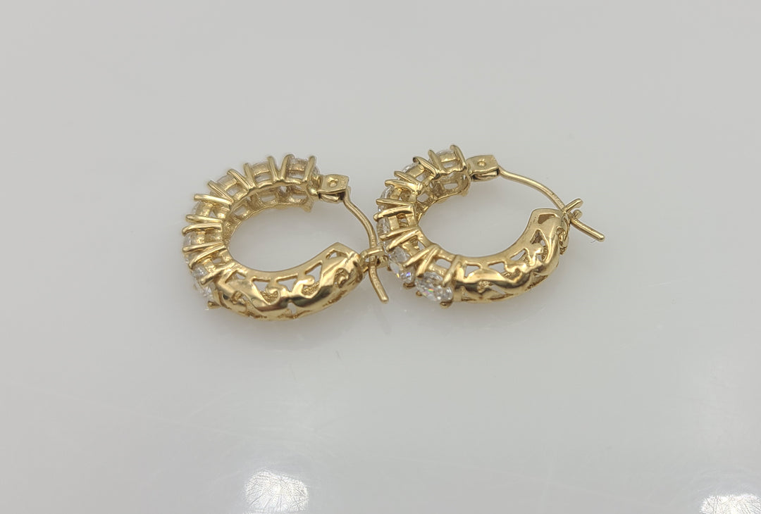 k946 Pretty 14kt Yellow Gold Cubic Zirconia Hoop Earrings