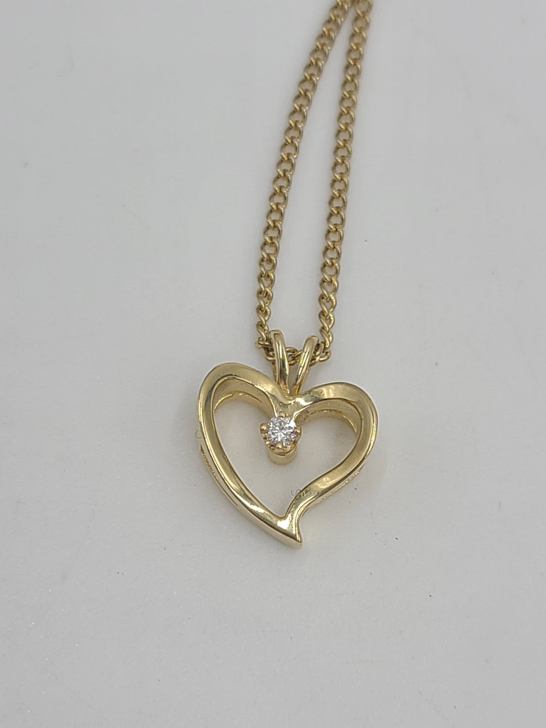 k798 Pretty 14kt Yellow Gold Heart and Diamond Pendant on 16" Link Chain