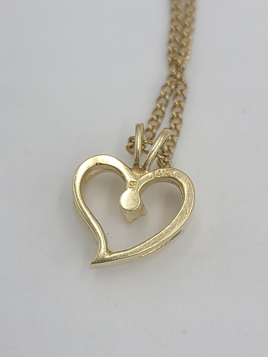 k798 Pretty 14kt Yellow Gold Heart and Diamond Pendant on 16" Link Chain