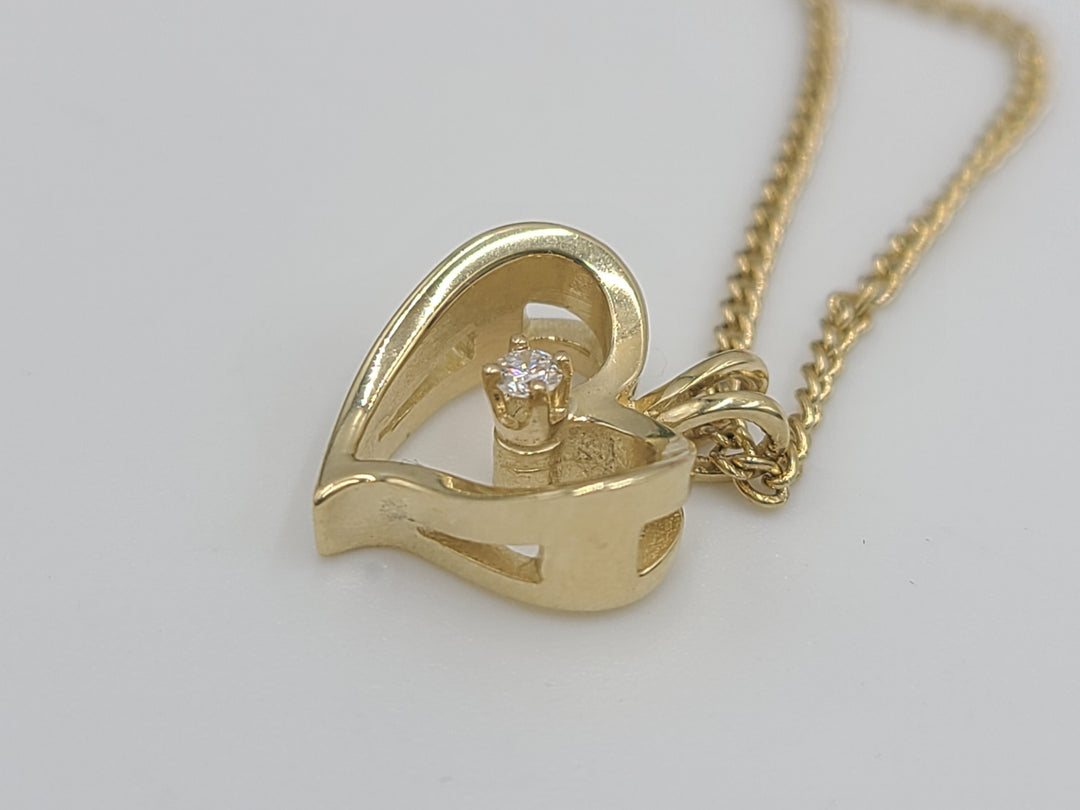 k798 Pretty 14kt Yellow Gold Heart and Diamond Pendant on 16" Link Chain