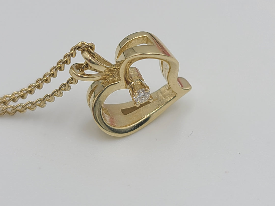 k798 Pretty 14kt Yellow Gold Heart and Diamond Pendant on 16" Link Chain