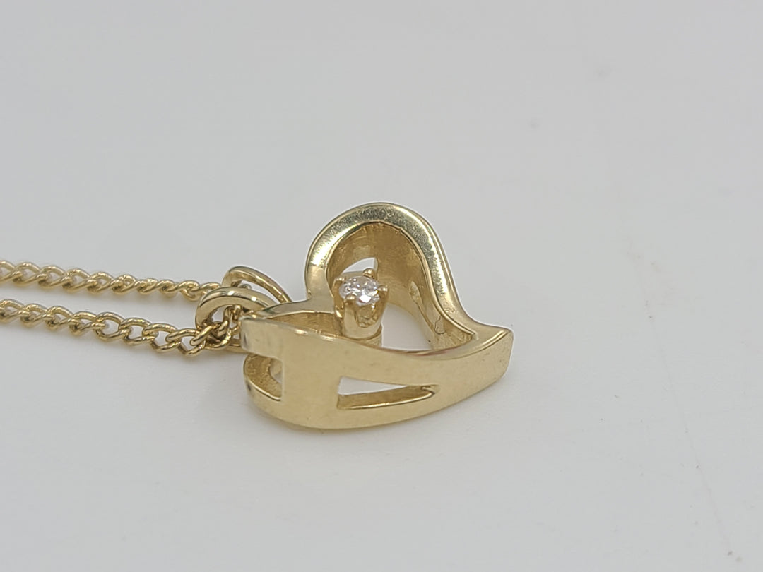 k798 Pretty 14kt Yellow Gold Heart and Diamond Pendant on 16" Link Chain