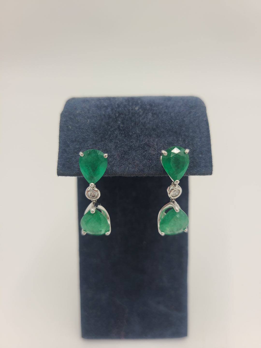 k767 Gorgeous 14kt White Gold 7.5cts Emerald & Diamond Dangle Earrings