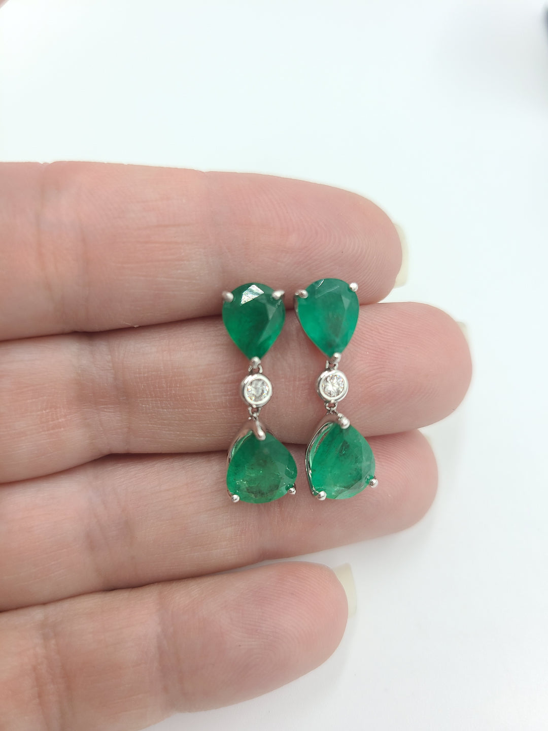 k767 Gorgeous 14kt White Gold 7.5cts Emerald & Diamond Dangle Earrings