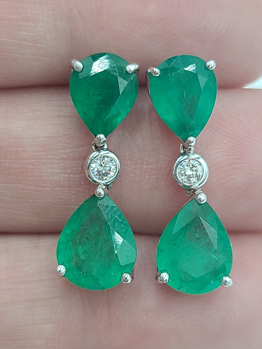 k767 Gorgeous 14kt White Gold 7.5cts Emerald & Diamond Dangle Earrings