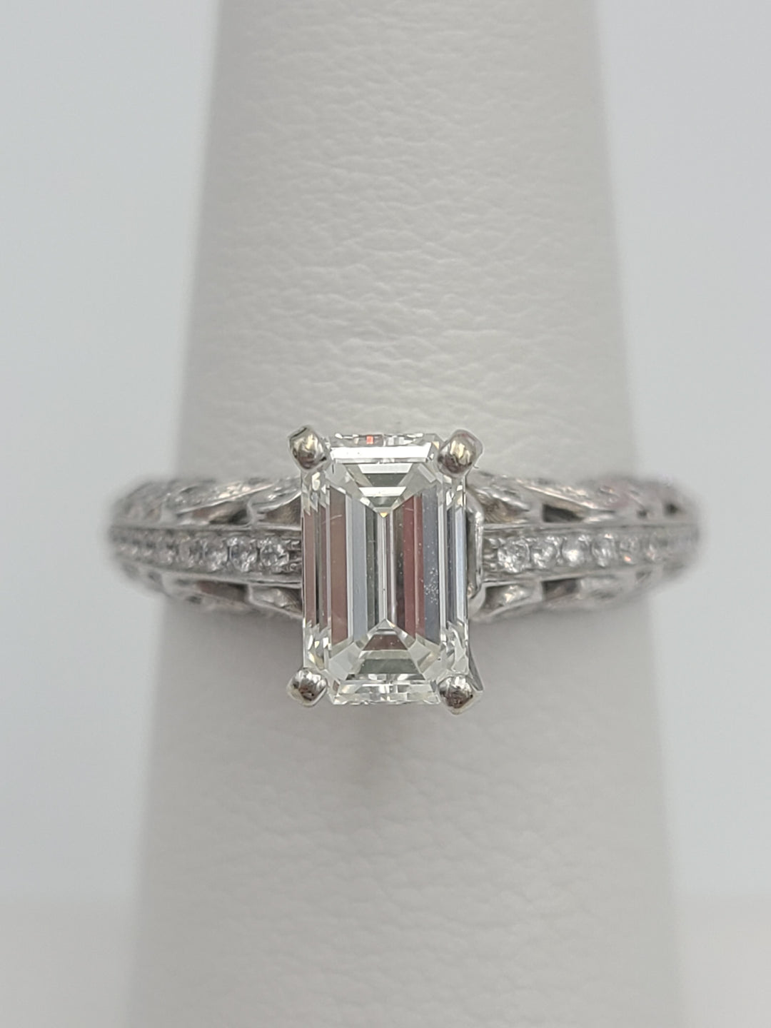 k809 Stunning Ladies 14kt White Gold Emerald Cut Diamond Engagement Ring