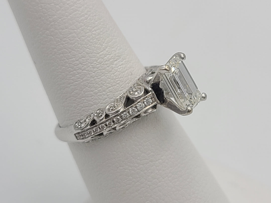 k809 Stunning Ladies 14kt White Gold Emerald Cut Diamond Engagement Ring