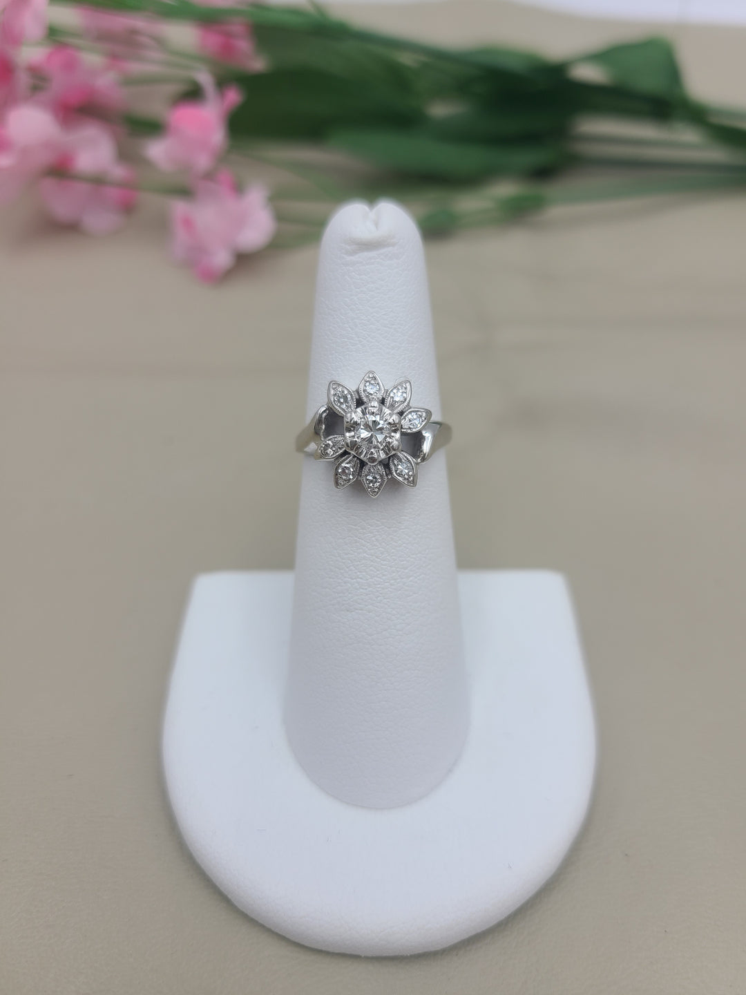 k838 Vintage Ladies 14kt White Gold Flower Style Diamond Ring