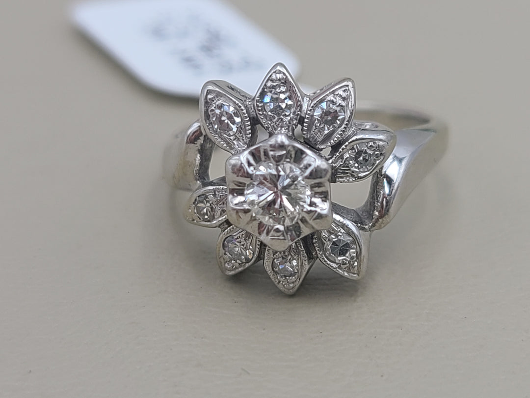 k838 Vintage Ladies 14kt White Gold Flower Style Diamond Ring