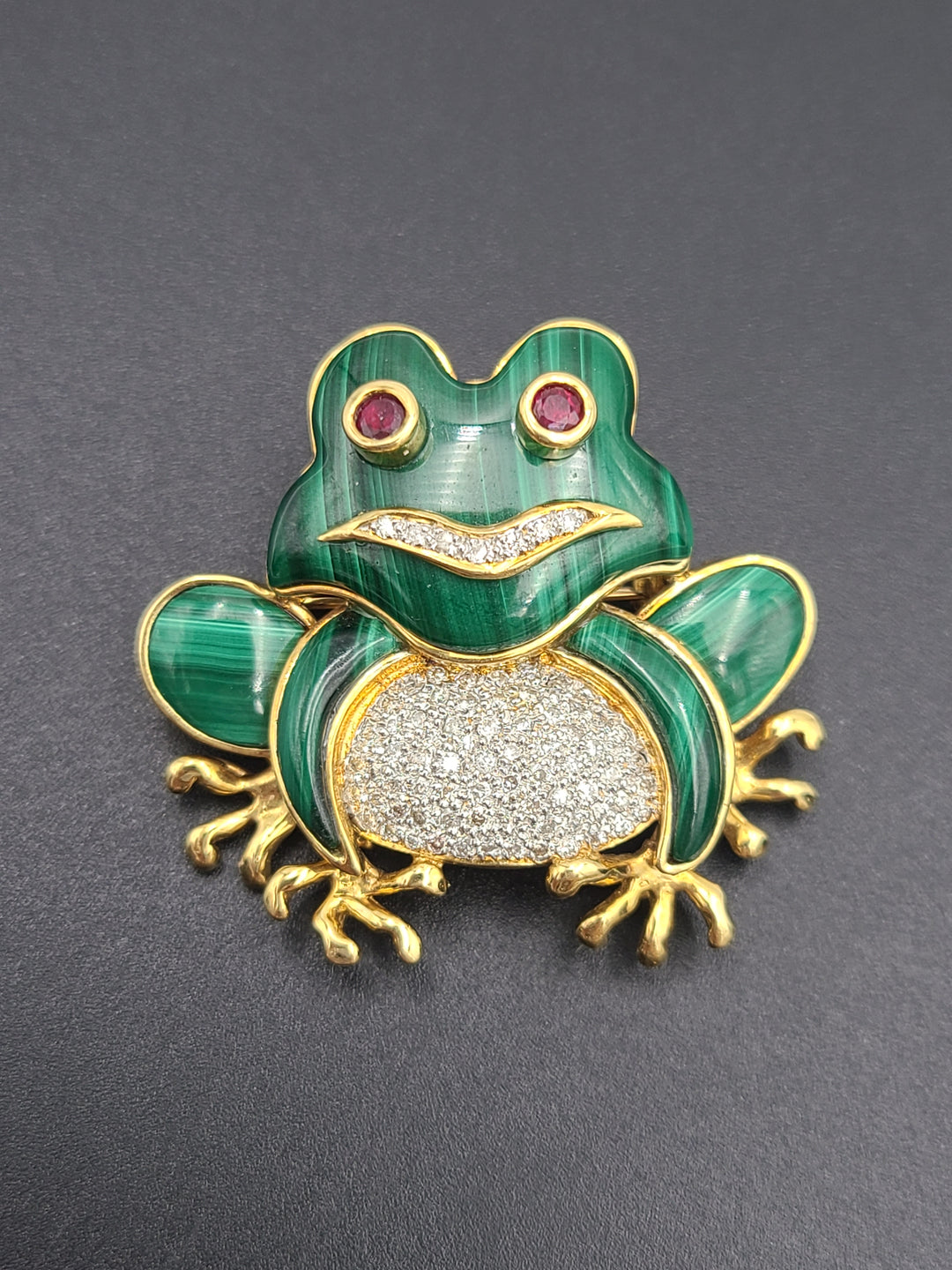 k823 Adorable 18kt Yellow Gold Malachite Ruby and Diamond Sitting Frog Pin Brooch