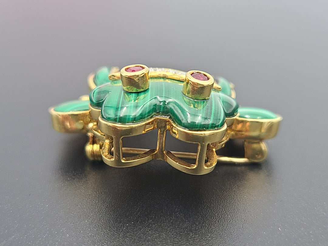 k823 Adorable 18kt Yellow Gold Malachite Ruby and Diamond Sitting Frog Pin Brooch