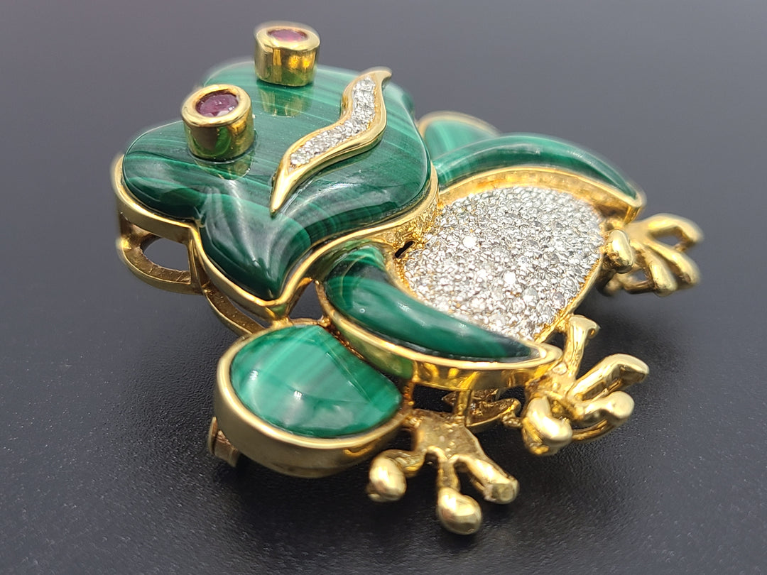 k823 Adorable 18kt Yellow Gold Malachite Ruby and Diamond Sitting Frog Pin Brooch