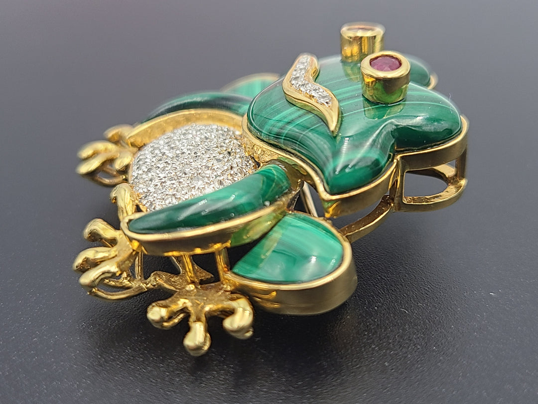 k823 Adorable 18kt Yellow Gold Malachite Ruby and Diamond Sitting Frog Pin Brooch