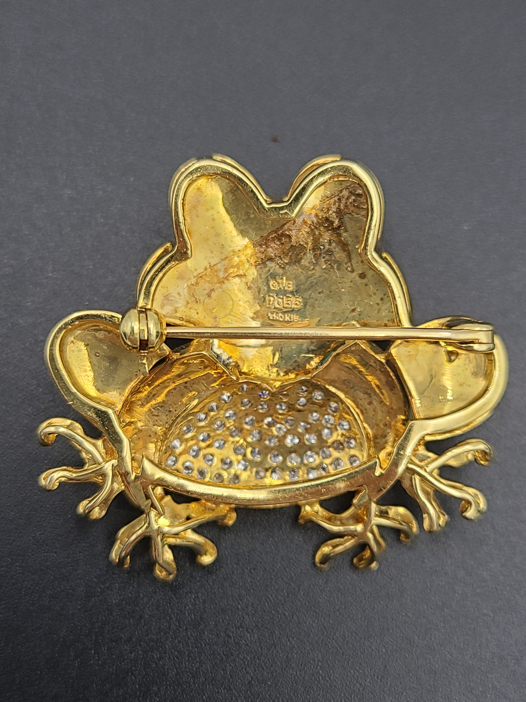 k823 Adorable 18kt Yellow Gold Malachite Ruby and Diamond Sitting Frog Pin Brooch