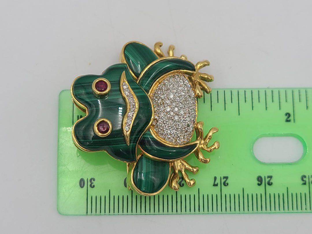 k823 Adorable 18kt Yellow Gold Malachite Ruby and Diamond Sitting Frog Pin Brooch