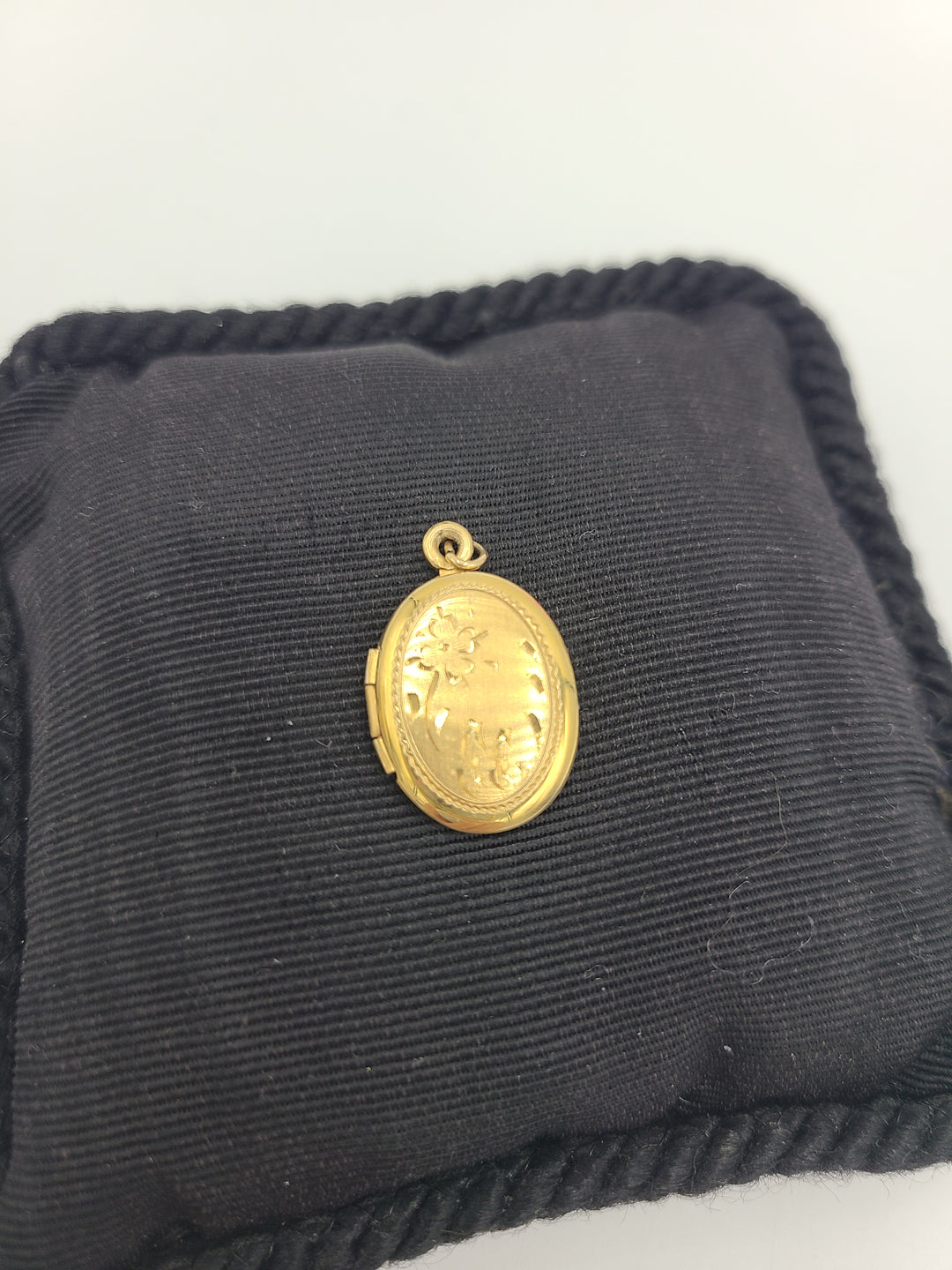 k723 Simple Vintage Etched Gold-Filled Locket