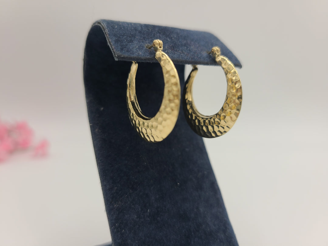 k762 Lovely Ladies 14kt Yellow Gold Hammered Hoop Earrings