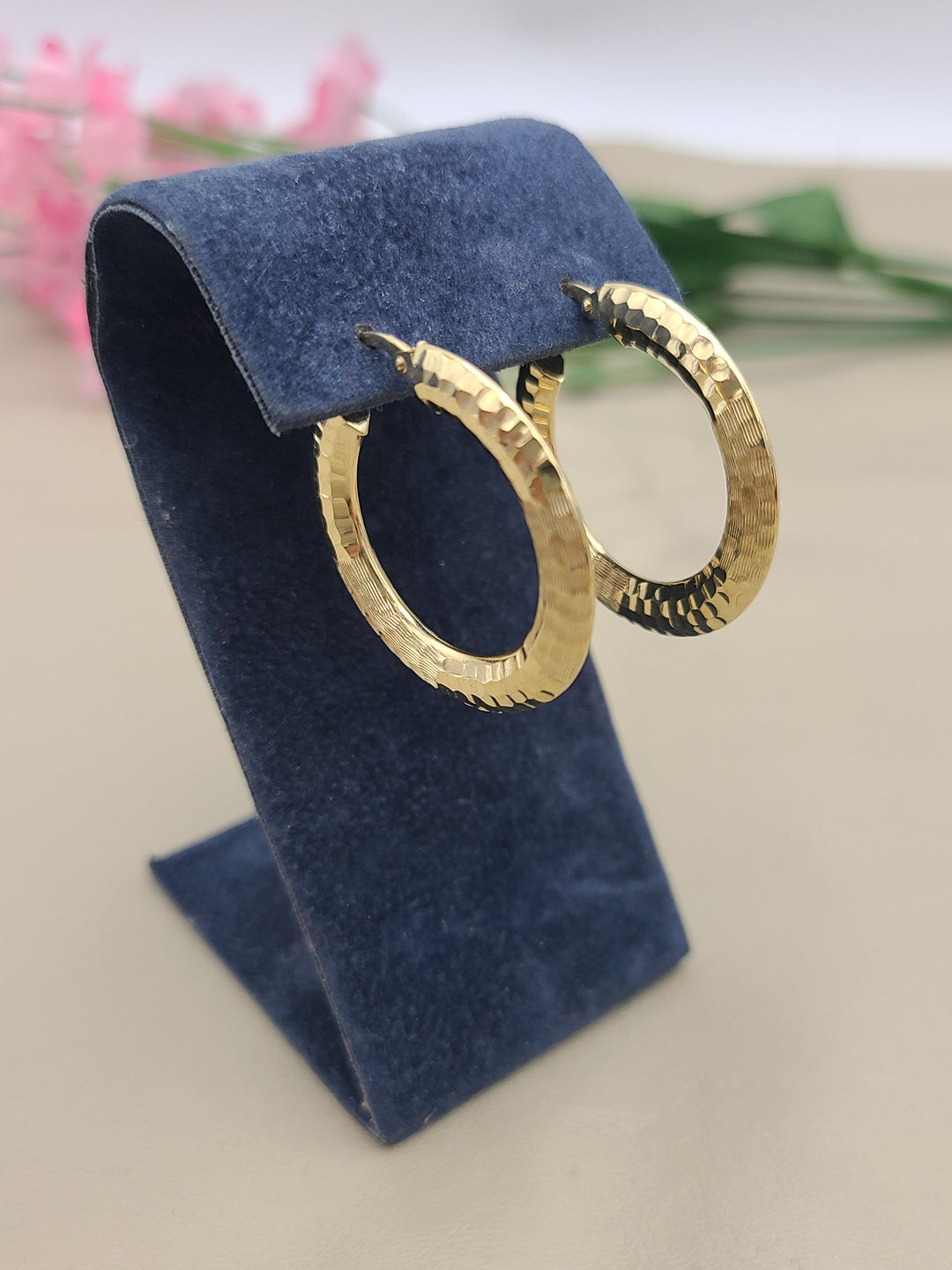 k845 Pretty Hammered Hoop Earrings in 14kt Yellow Gold