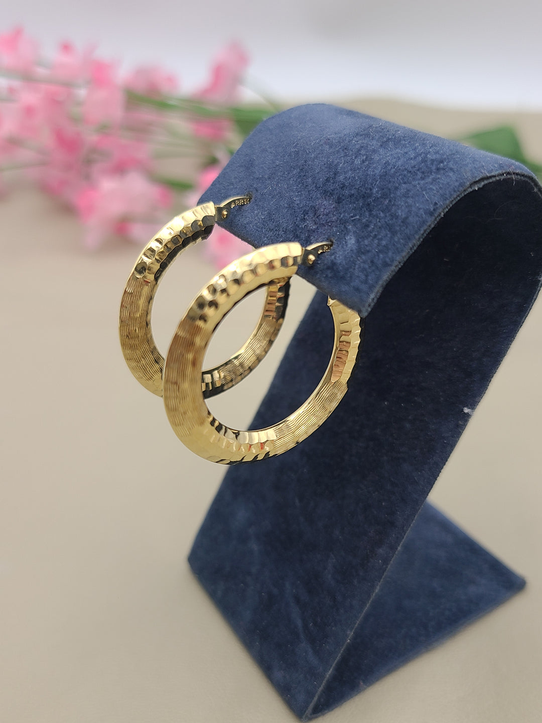 k845 Pretty Hammered Hoop Earrings in 14kt Yellow Gold