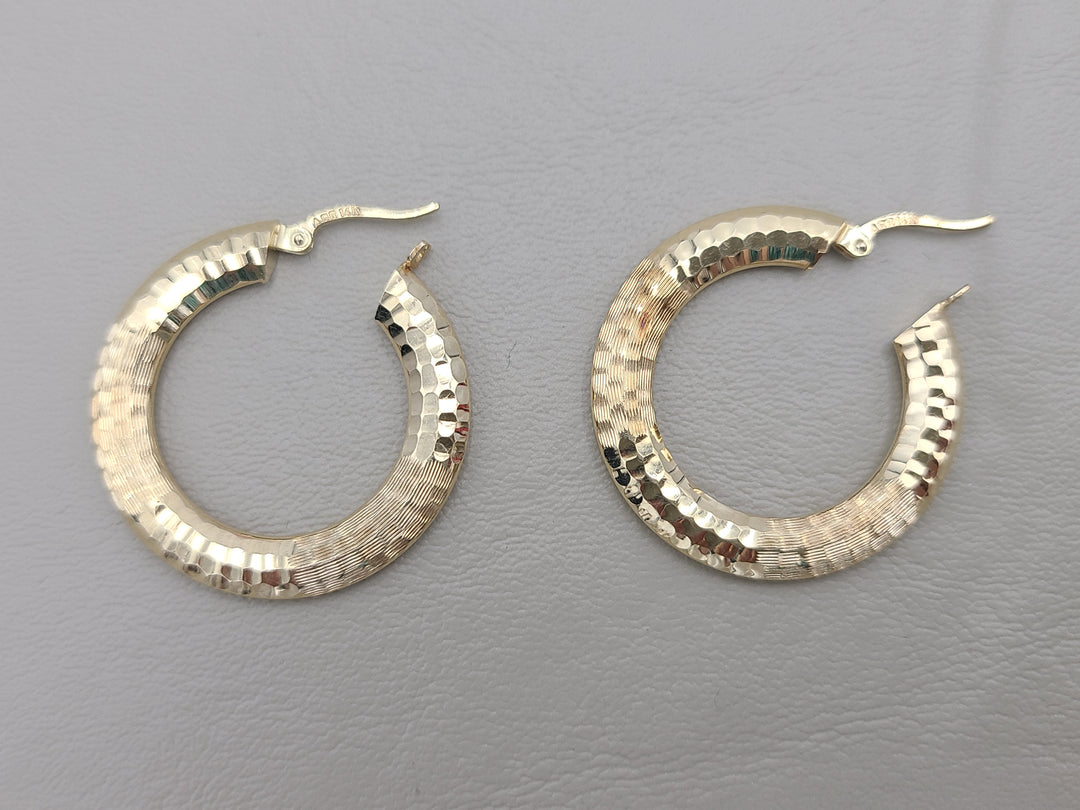 k845 Pretty Hammered Hoop Earrings in 14kt Yellow Gold