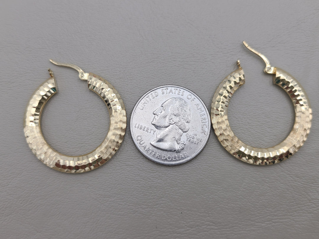 k845 Pretty Hammered Hoop Earrings in 14kt Yellow Gold