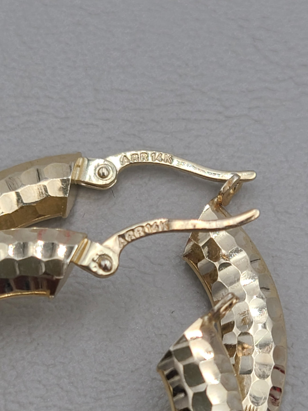 k845 Pretty Hammered Hoop Earrings in 14kt Yellow Gold