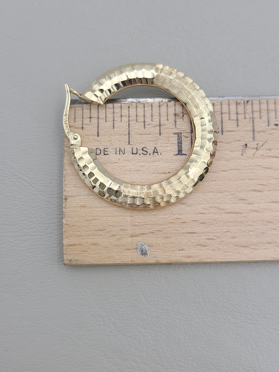 k845 Pretty Hammered Hoop Earrings in 14kt Yellow Gold